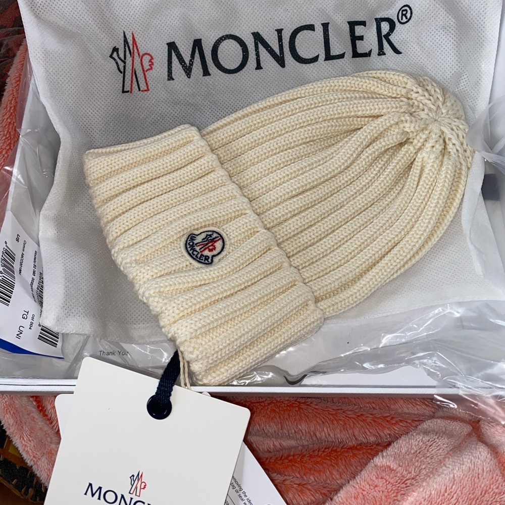 WARM KNIT MONCLER FALL/WINTER HAT❤️